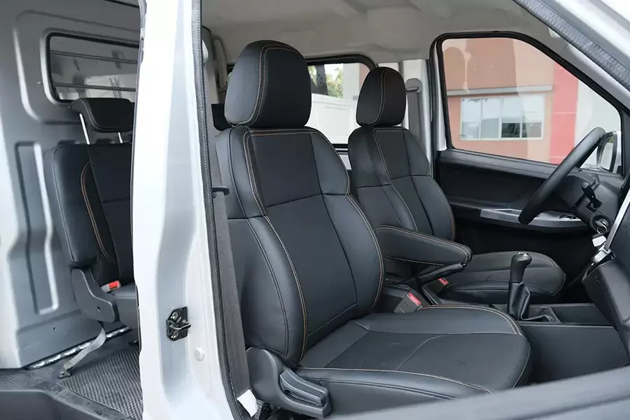 xe-tai-van-5-cho-la-gi-teraco-hung-vuong